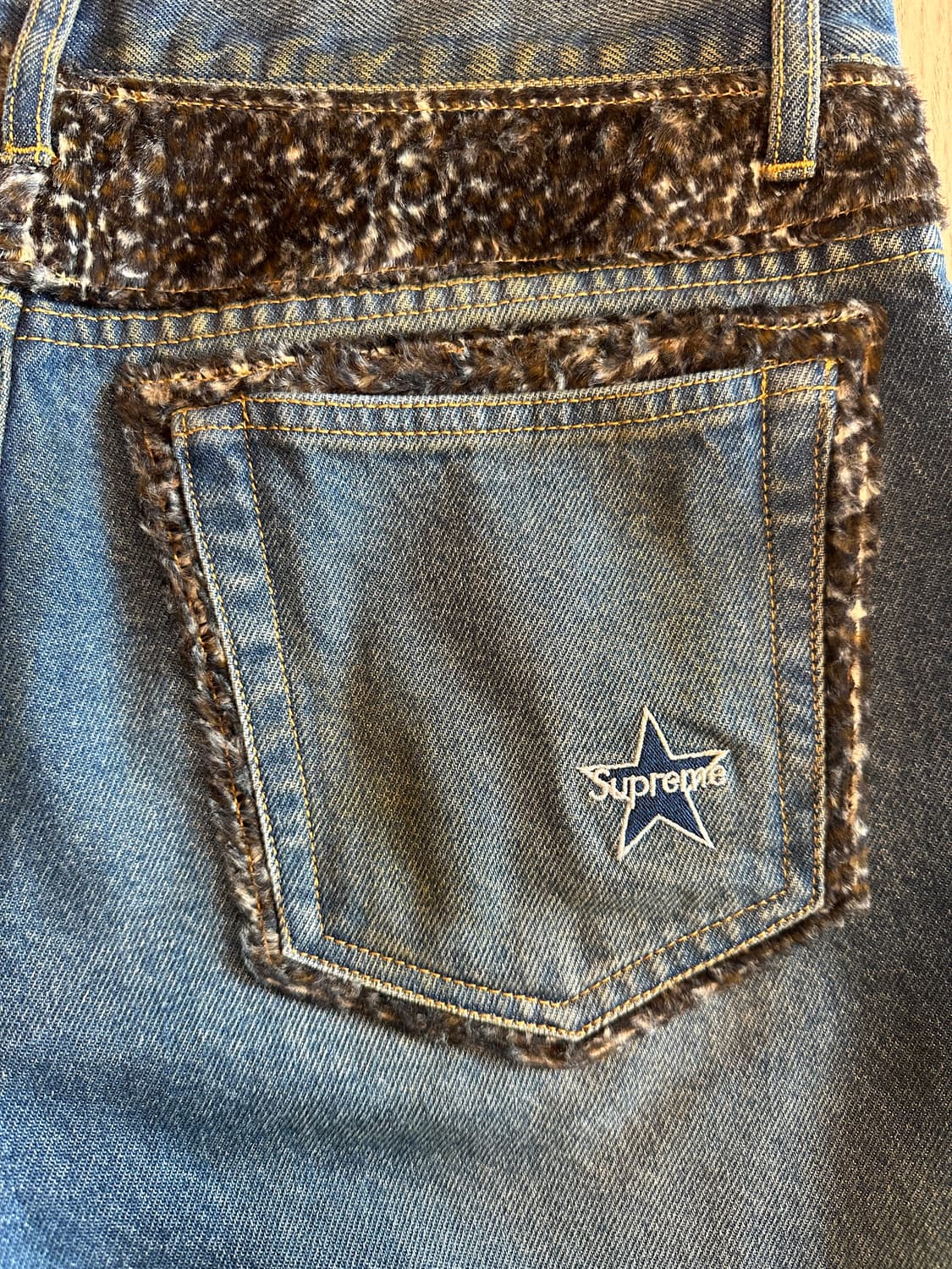 25FW  슈프림 레오파드 포우 퍼 루즈 핏 진 워시드 인디고 상품이미지5