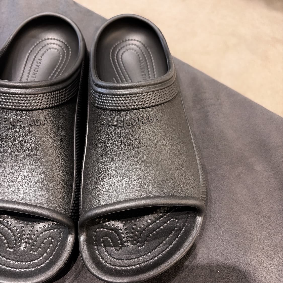 (정품/새상품) 발렌시아가 X 크록스 남성 블랙 슬라이드 샌들 상품이미지3