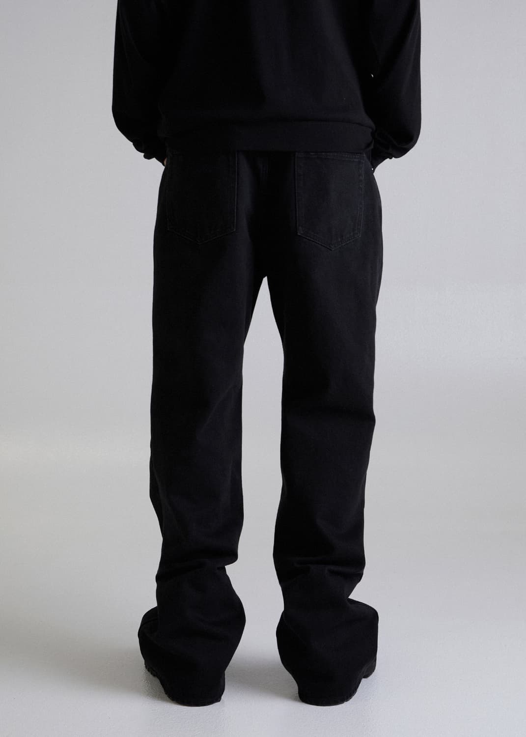 이니어 252 RELAXED FLARE DENIM JEANS BLACK 상품이미지5