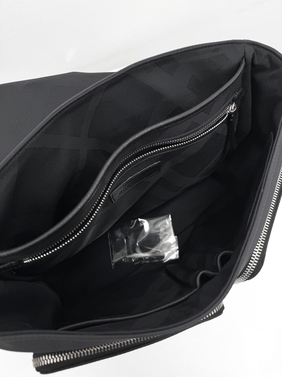 Burberry Leather & Nylon Messenger Bag 상품이미지8