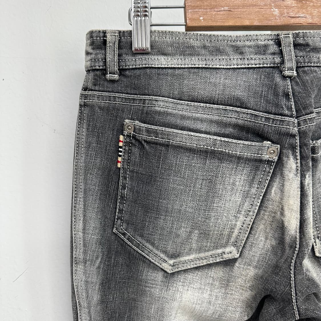 버버리 부츠컷 워싱진 데님팬츠 상품이미지6