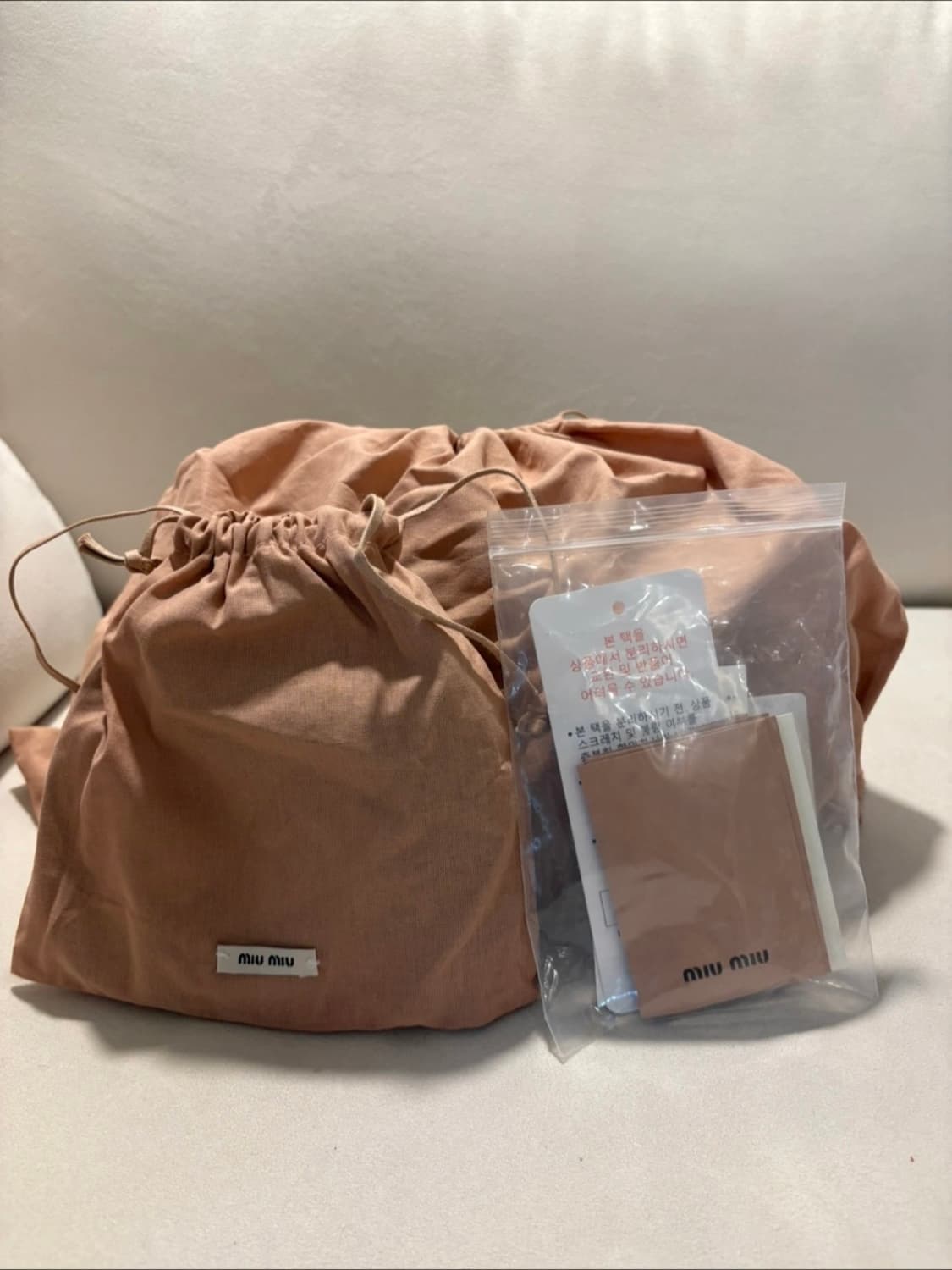 미우미우 아르카디 스몰 도트백 볼링백 상품이미지10