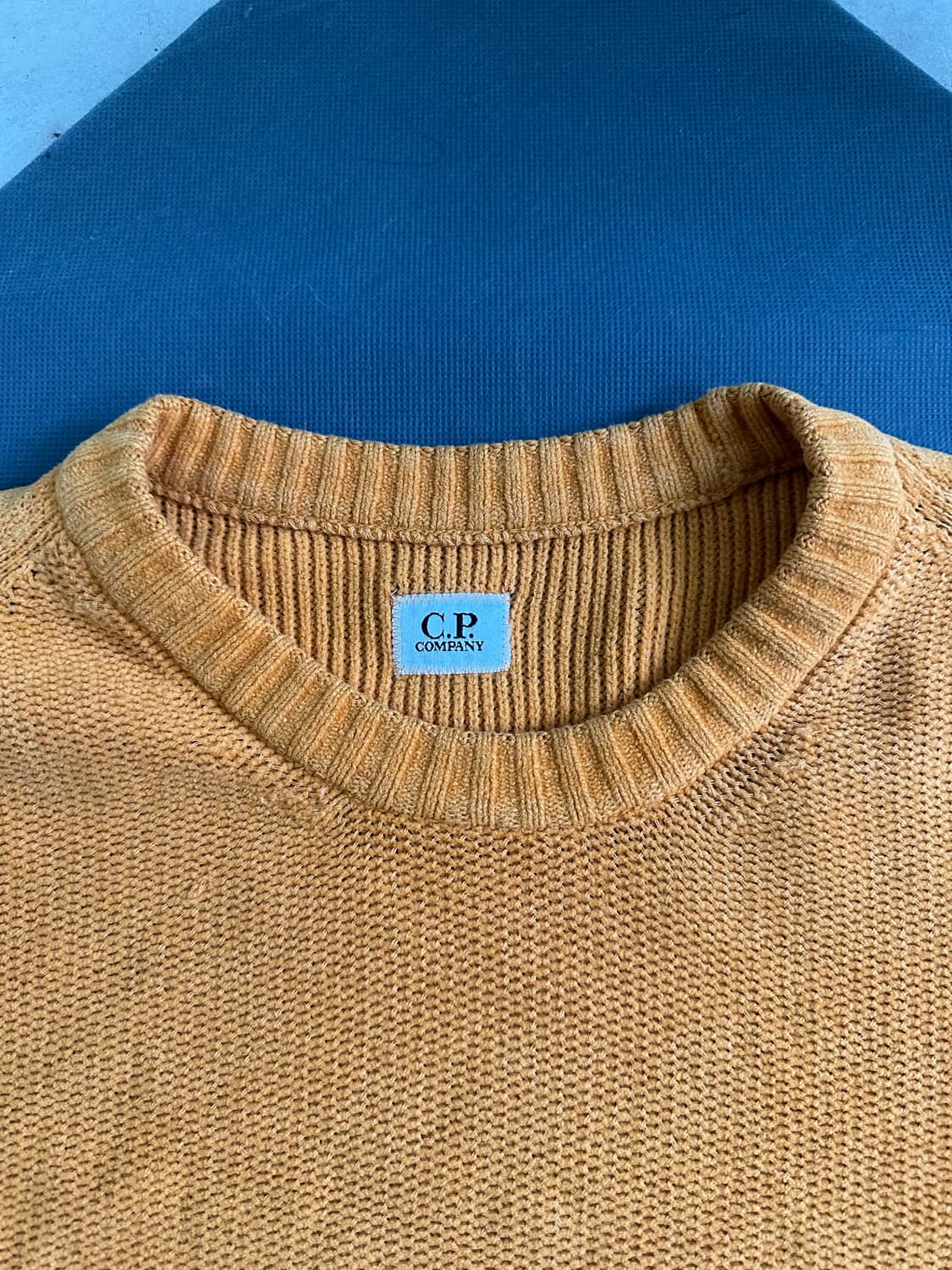 C.P. 컴퍼니 렌즈 와펜 니트 머스타드 56 22SS 상품이미지3