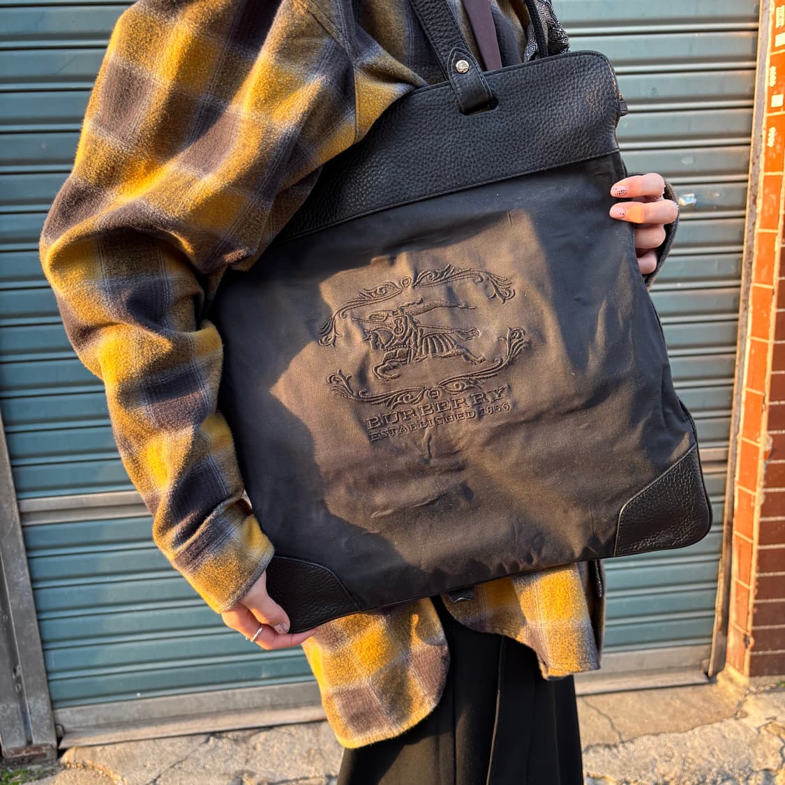 버버리 stowell 캔버스 레더 롤업 토트백 상품이미지2