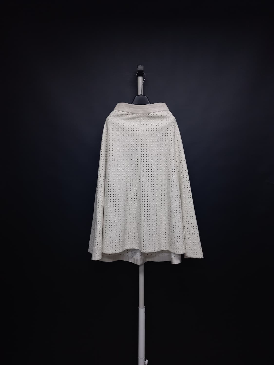 타임 춘추동 페이크 레더 펀칭 맥시 플레어 롱 스커트 33.44 상품이미지1