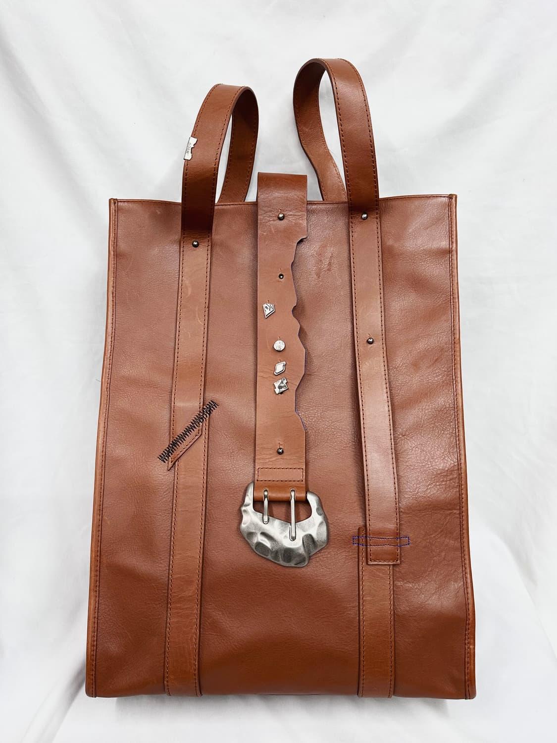 아더에러 스톤 버클 토트백 상품이미지1