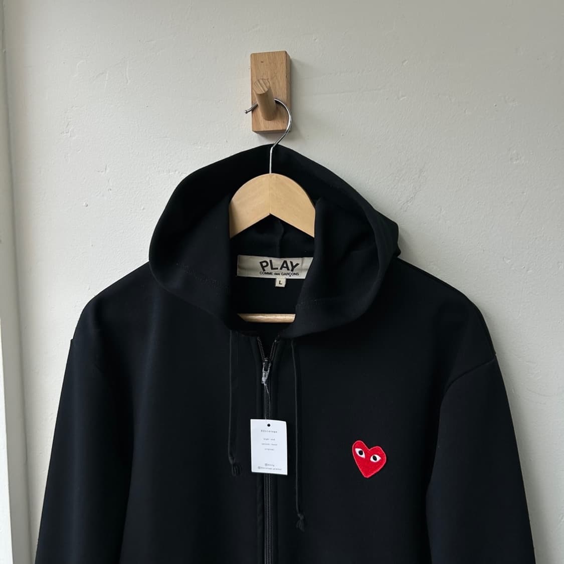 16320 - 꼼데가르송 레드 와펜 블랙 후드 집업 상품이미지1