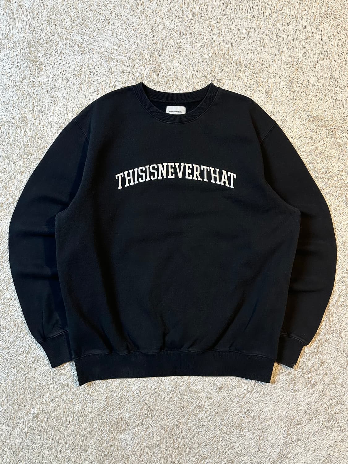 디스이즈네버댓 스펠아웃 아치로고 맨투맨 블랙 상품이미지1