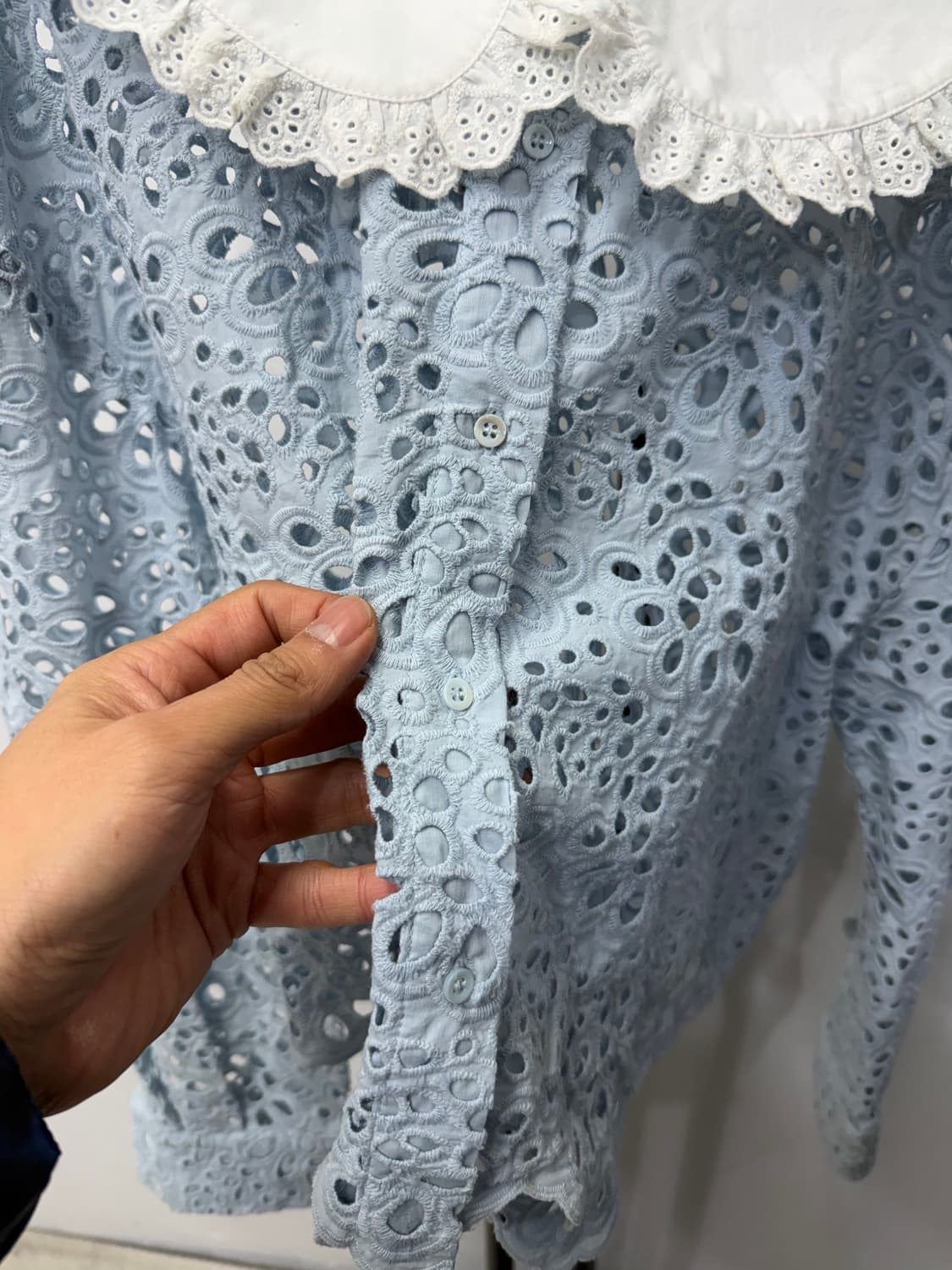 정품) 마쥬 아일렛 레이스 오버사이즈 블라우스 1 상품이미지4