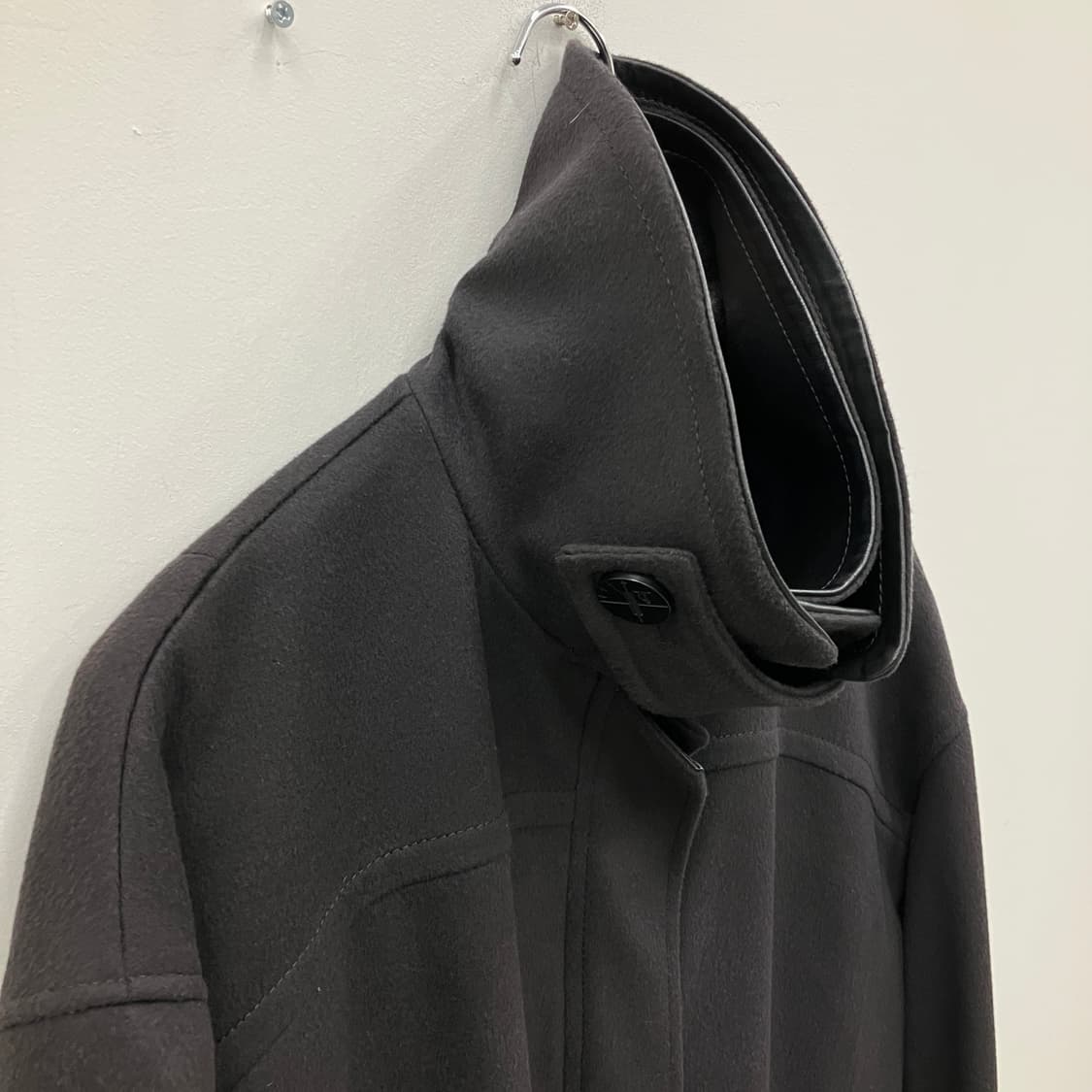 타임 차콜 캐시미어 혼방 가죽 하이넥 카라 싱글 롱 코트 상품이미지5