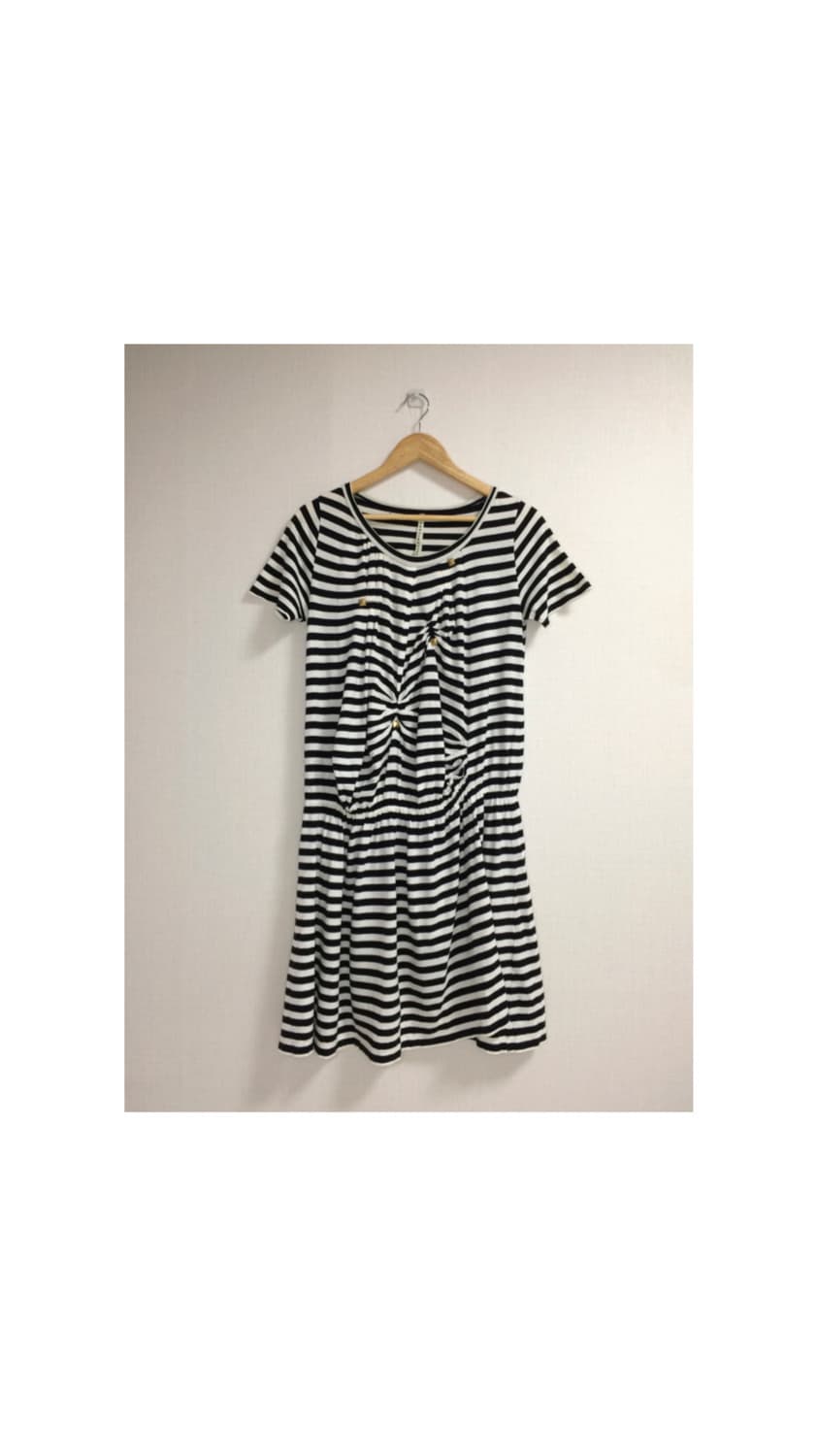 스나오쿠와하라 블랙 스트라이프 셔링 원피스 상품이미지1