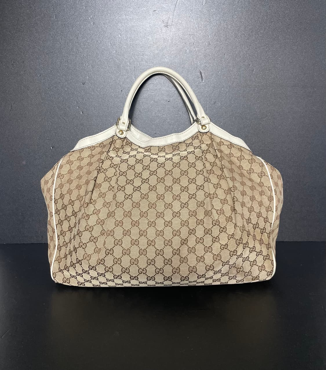 구찌 GG로고 자가드 아이보리 레더 트리밍 금장 수키 토트백 상품이미지3