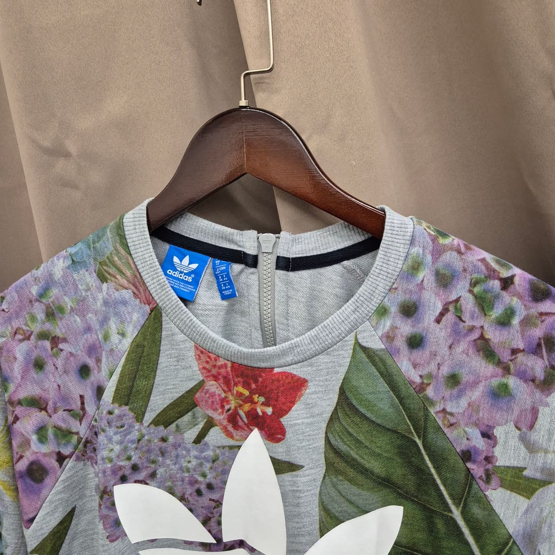 아디다스 플라워 프린팅 맨투맨티 상품이미지2