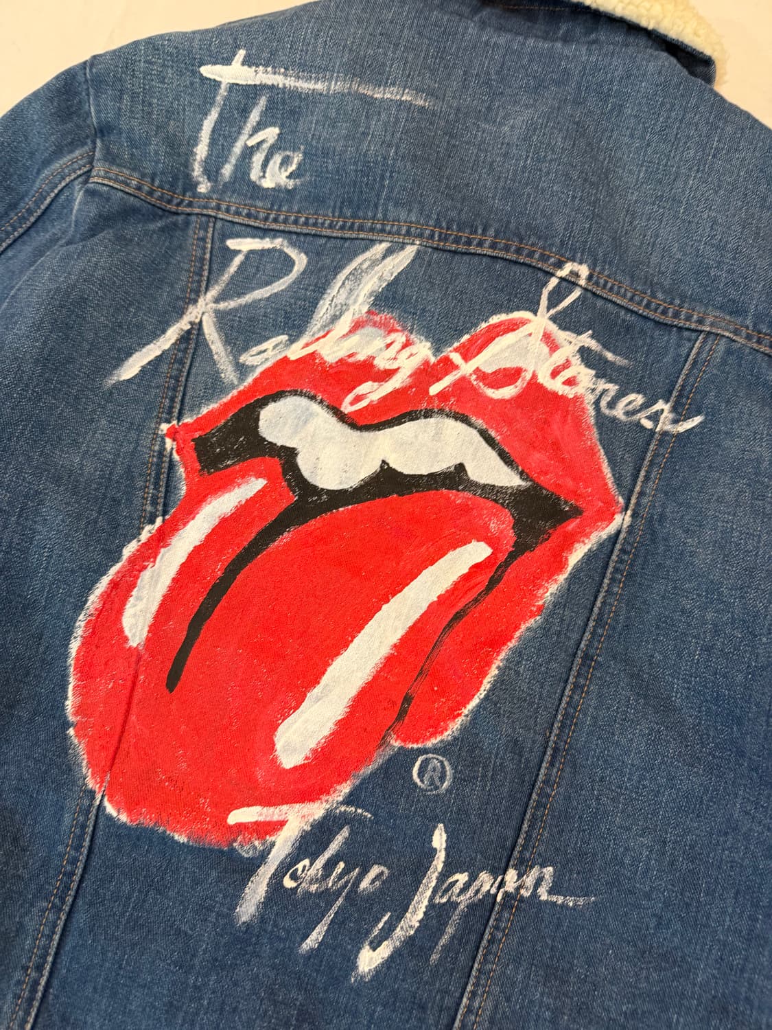 (일본100벌한정) 랭글러 롤링스톤즈 핸드 페인팅 쉐르파 초어 데님자켓 상품이미지4