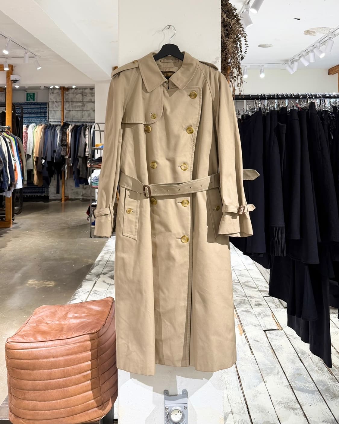 버버리 베이지 벨티드 더블 트렌치코트 상품이미지1