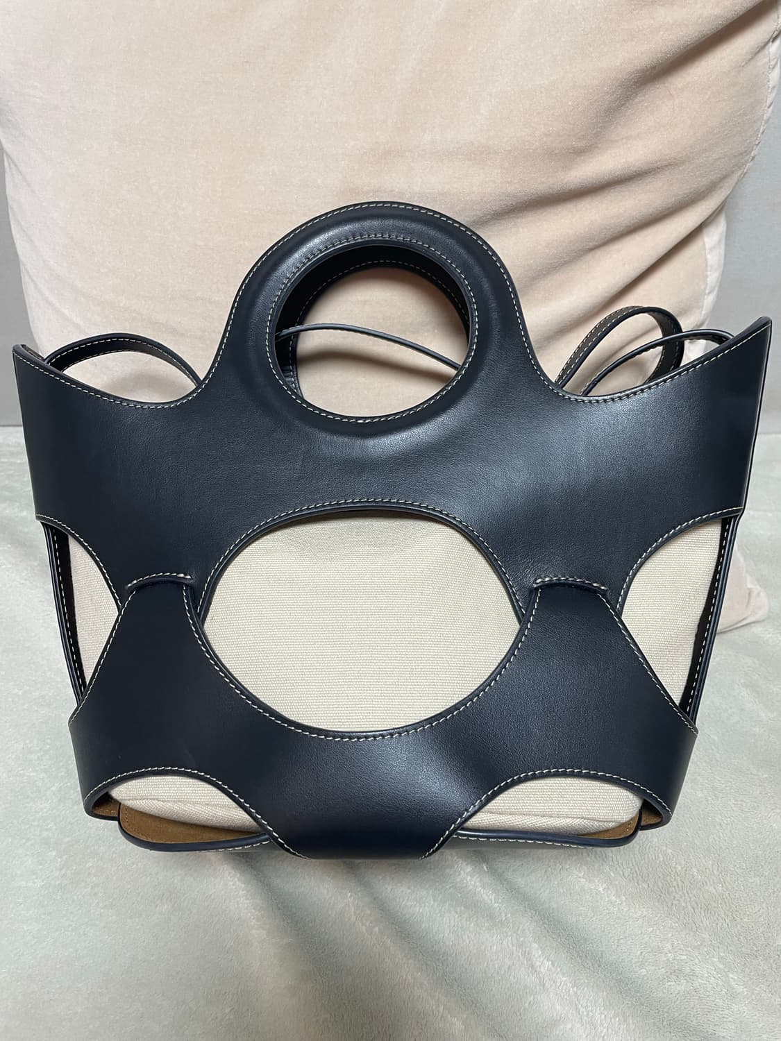 HEREU 헤레우 여성 오나다 컷아웃 레더 토트백 블랙 상품이미지1