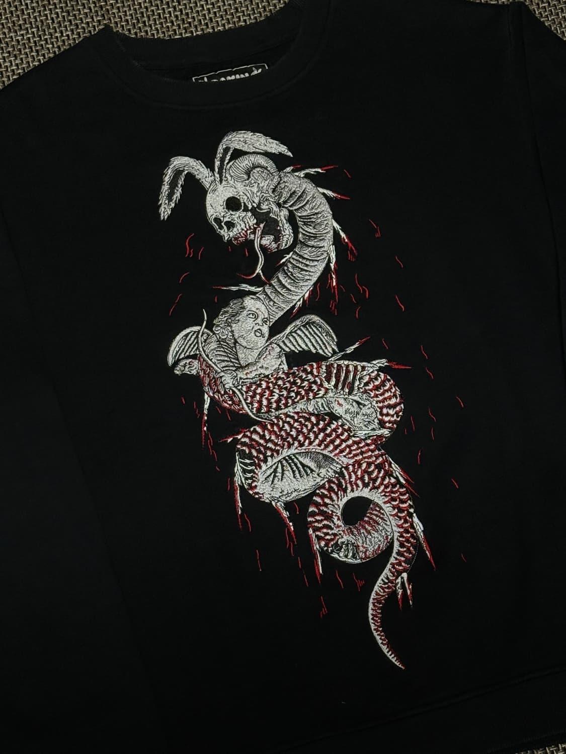 Praying Rabbit 서브컬쳐 자수 맨투맨 상품이미지4