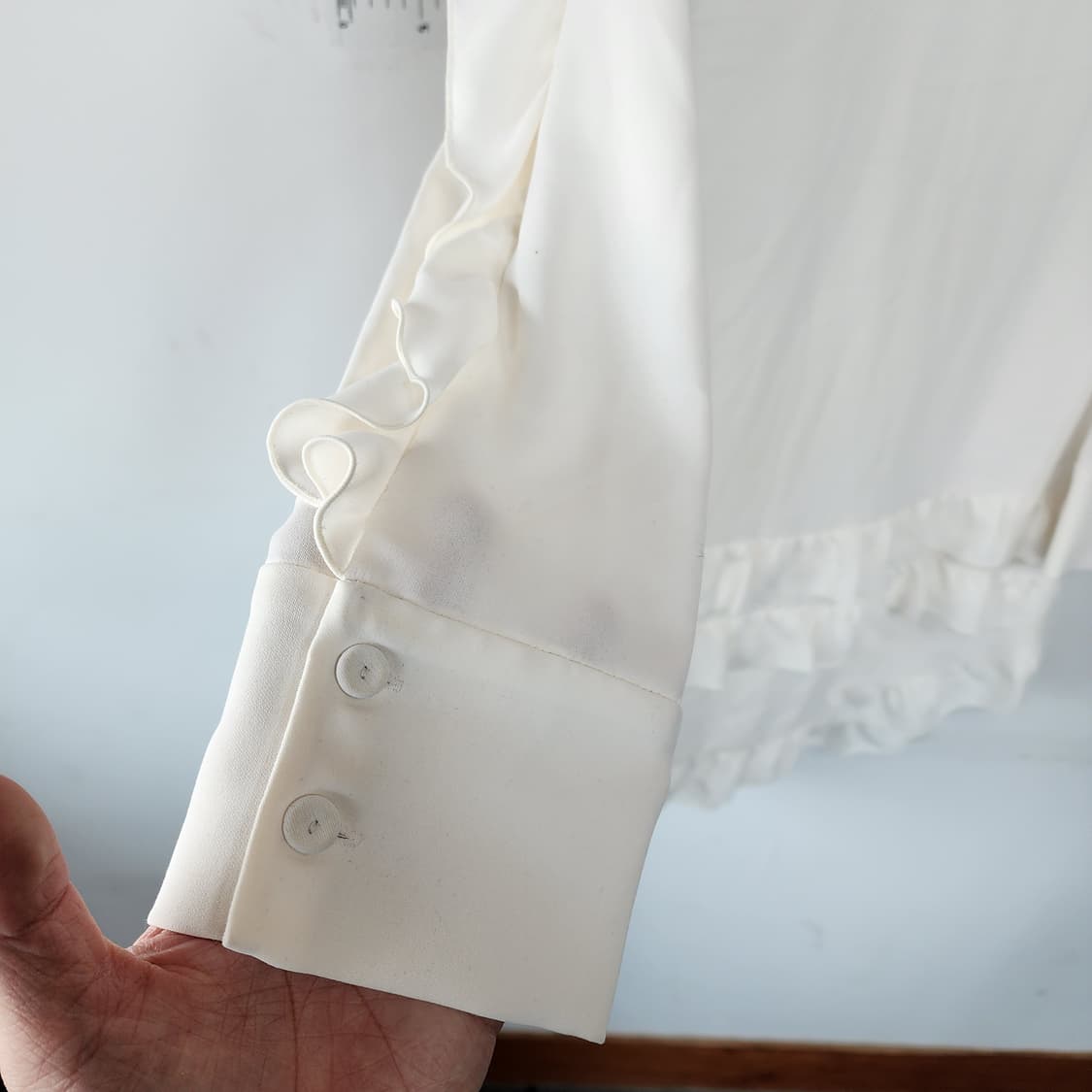 럭키슈에뜨 아이보리 프릴 블라우스 상품이미지3