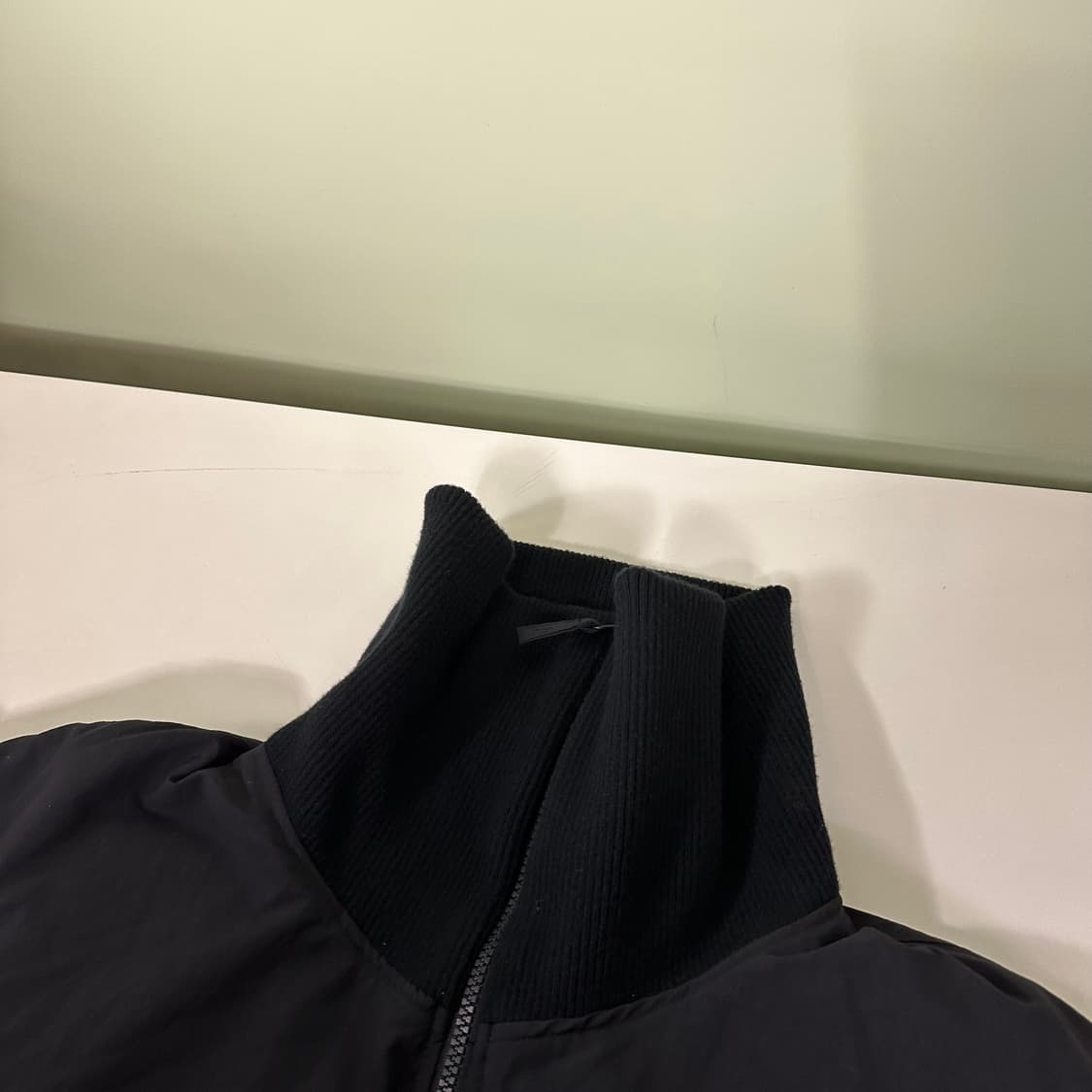 L 105 유니클로U 블랙 오버핏 폴라넥 크롭패딩점퍼 상품이미지4