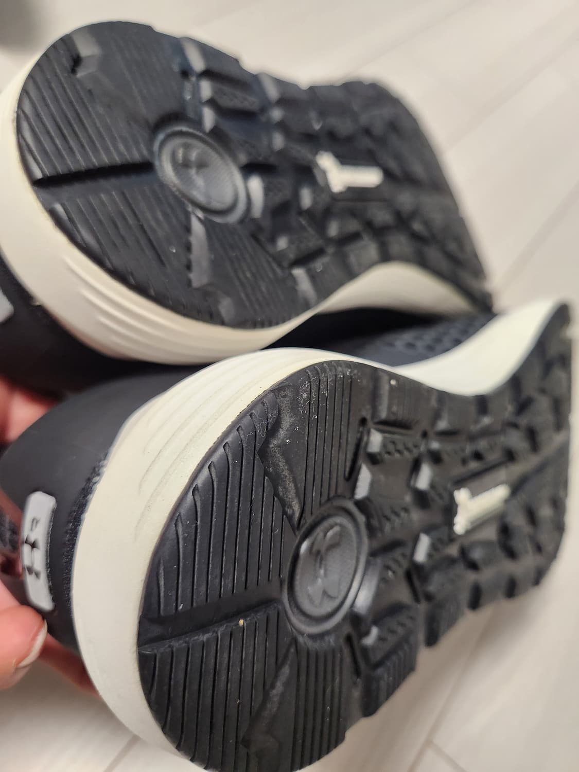 새상품급)언더아머 러닝화 UA 호버 리액터 미드 3020313-001 운 상품이미지8