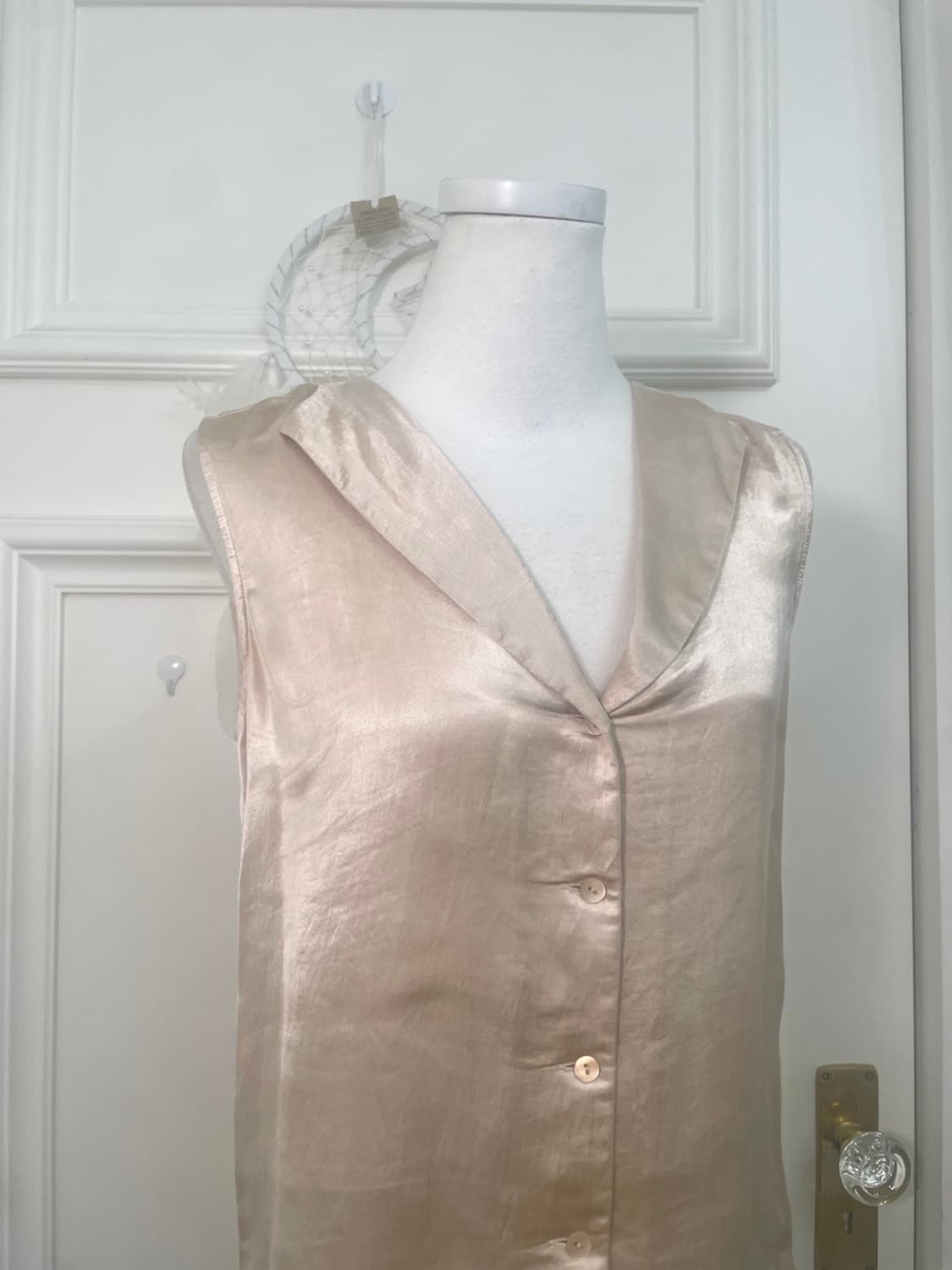 THEORY beige satin sleeveless blouse 상품이미지6