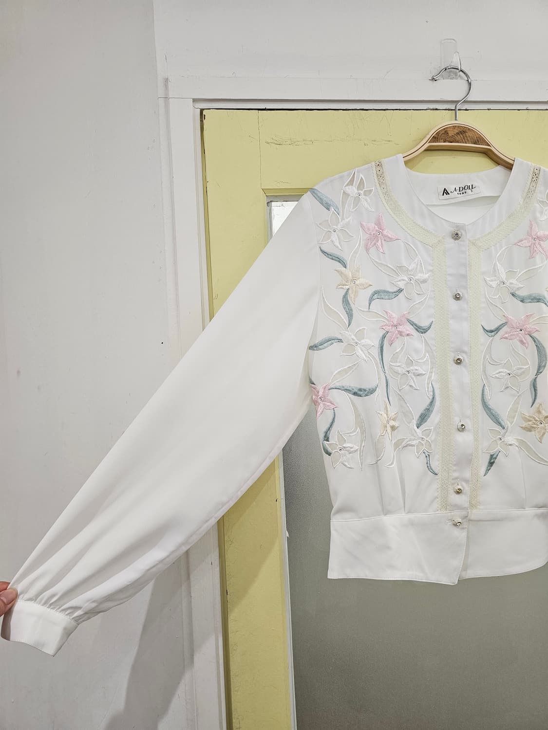 화이트 노카라 자수 블라우스 상품이미지4