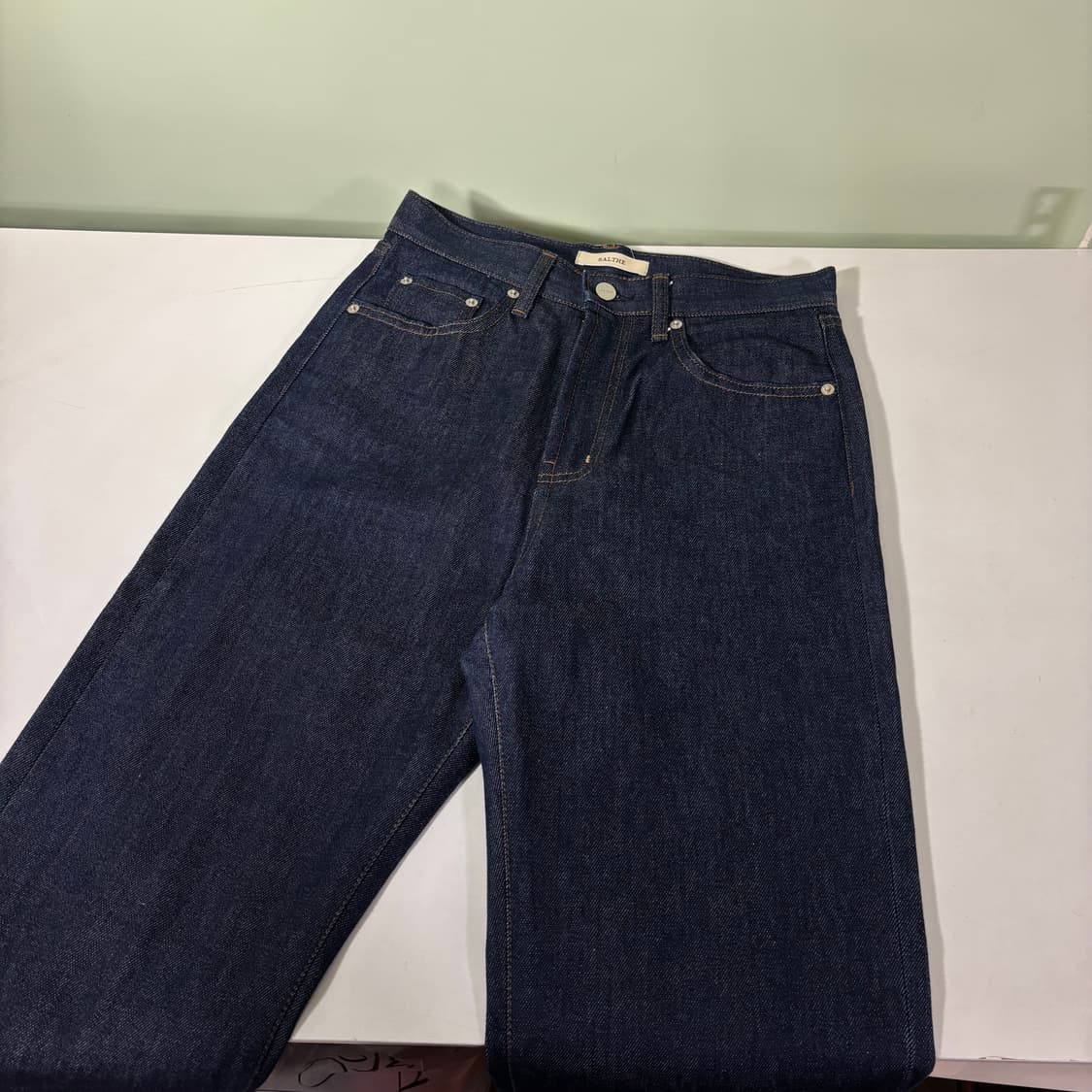 우먼M 스앨더 SALTHE 레귤러핏 생지 데님팬츠 상품이미지2