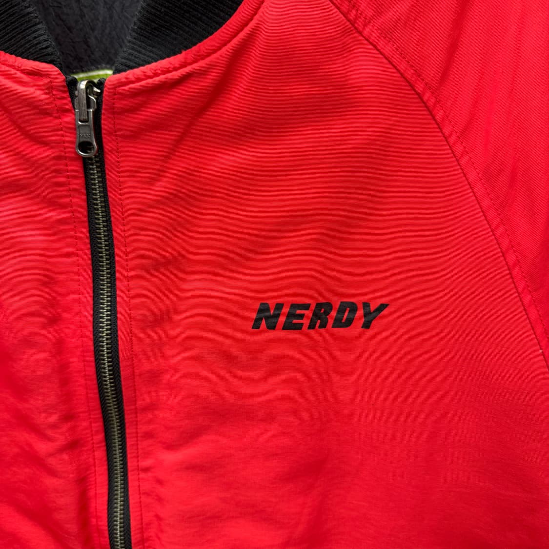 널디 리버시블 봄버 바시티자켓 후면 프린팅 포인트 레드 블랙 상품이미지9