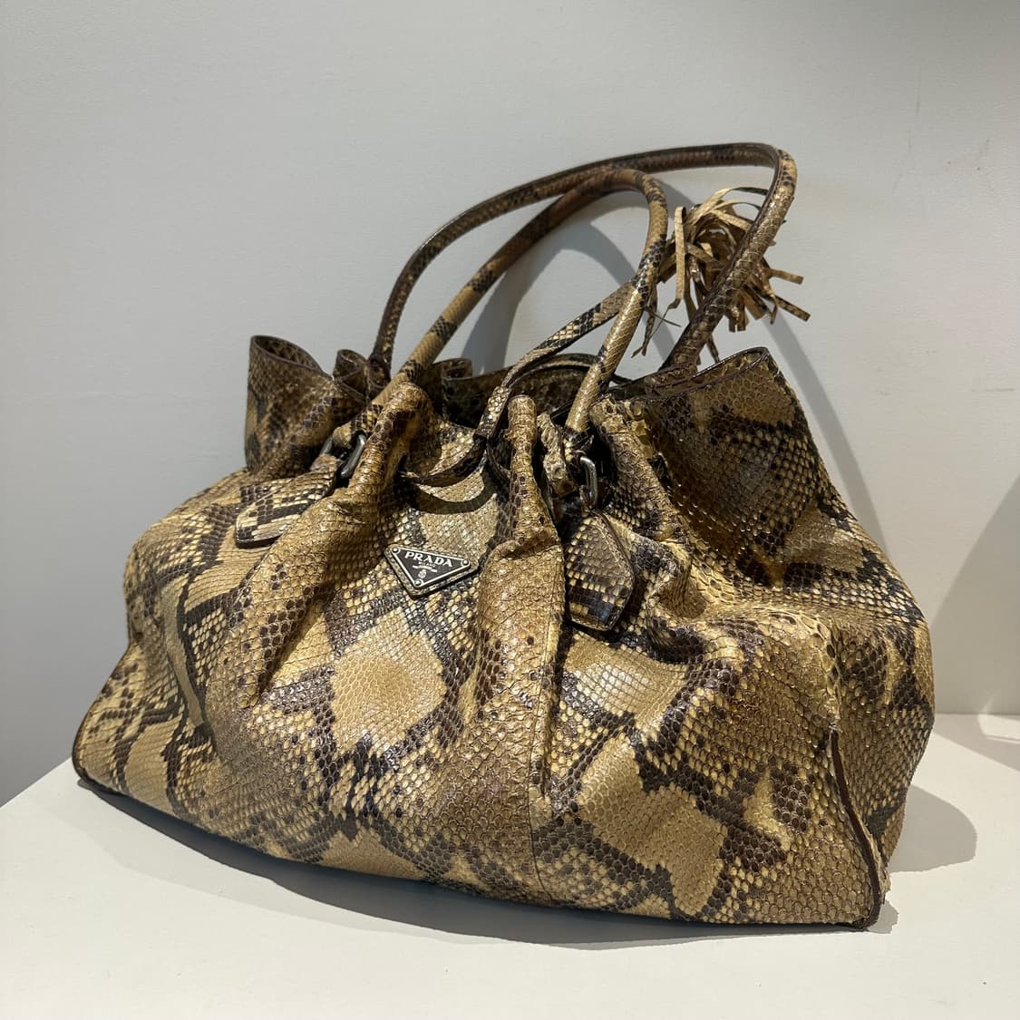 14ss 프라다 리얼 파이톤 레더 덤플링백 상품이미지4
