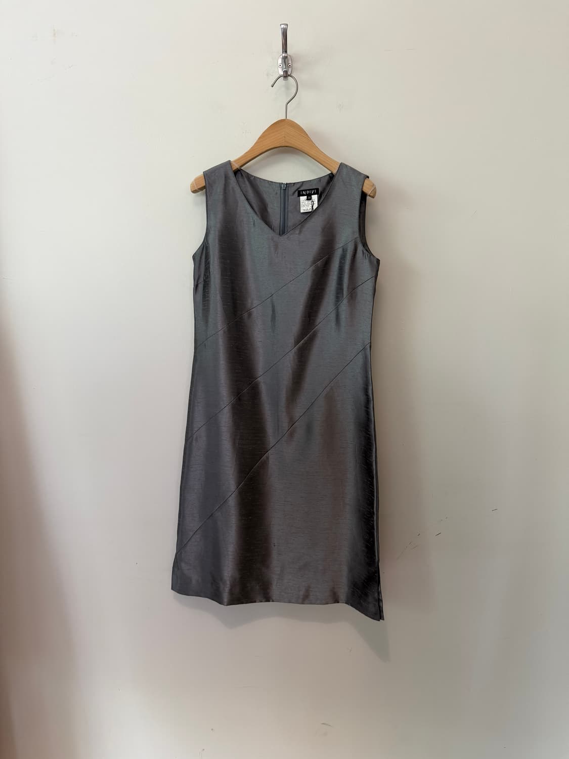 Glossy v-neck dress 상품이미지3