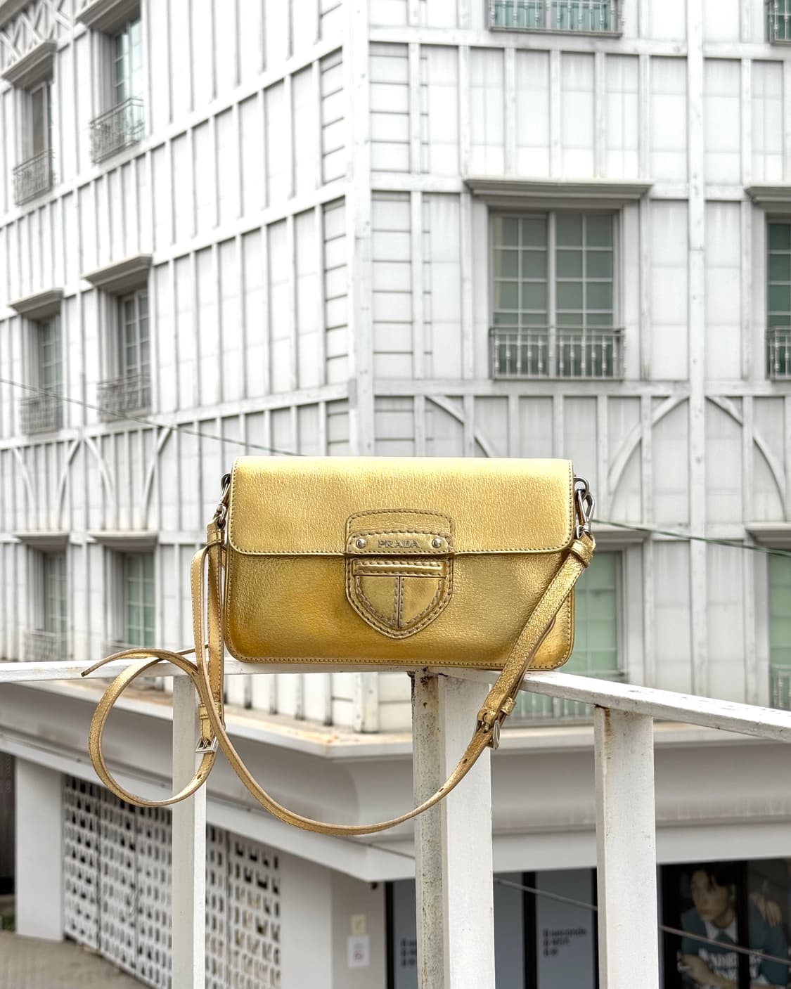 프라다 메탈릭 골드 레더 플랩 크로스백 상품이미지1