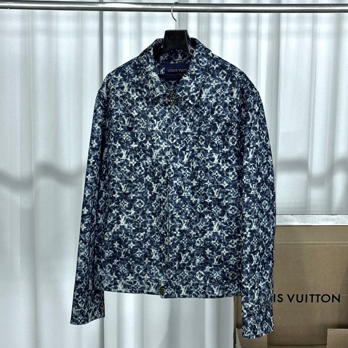 (52) 23FW 루이비통 워크웨어 모노그램 데님 트러커 자켓 상품이미지1