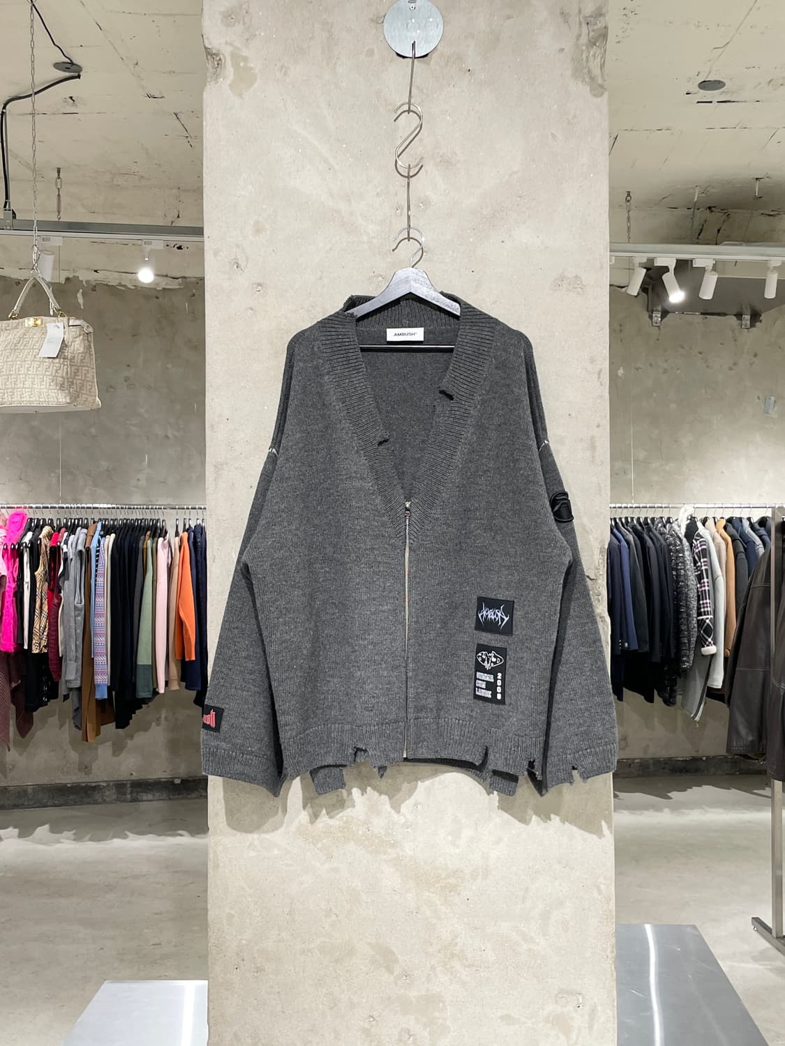 엠부쉬 차콜 필트 패치 니트 집 디스트레스드 가디건 상품이미지1