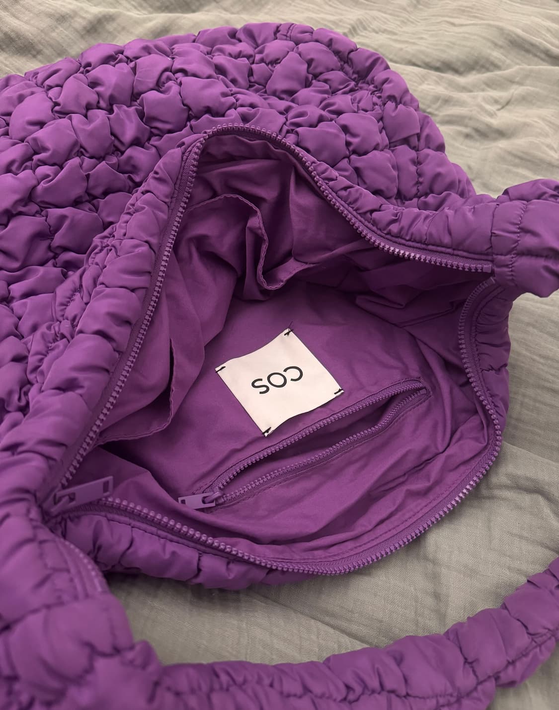 COS코스 퀼티드 오버사이즈 숄더백 퍼플 상품이미지4