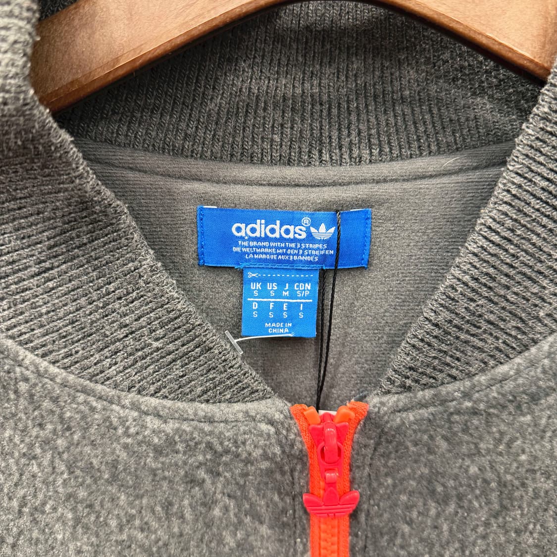 아디다스 오리지널스 집업 자켓 트레포일 로고 오렌지 라인 디테일 차콜 상품이미지6