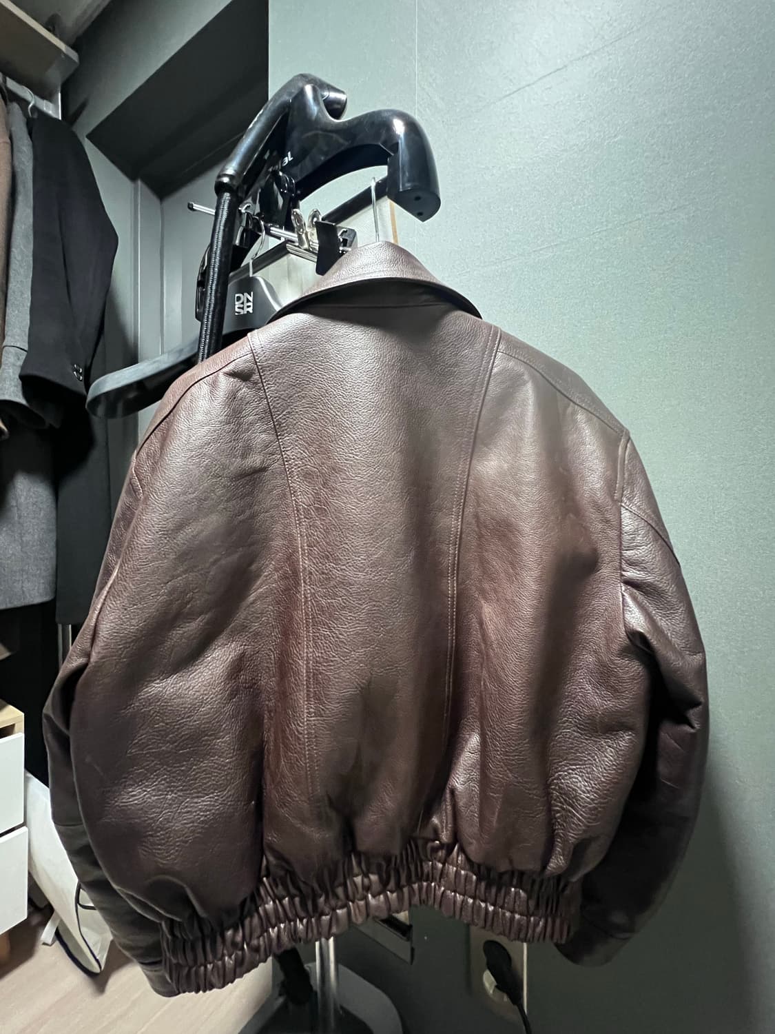 (새상품)48사이즈 노이어 앤틱 카우 레더 하이넥 블루종 브라운 상품이미지4