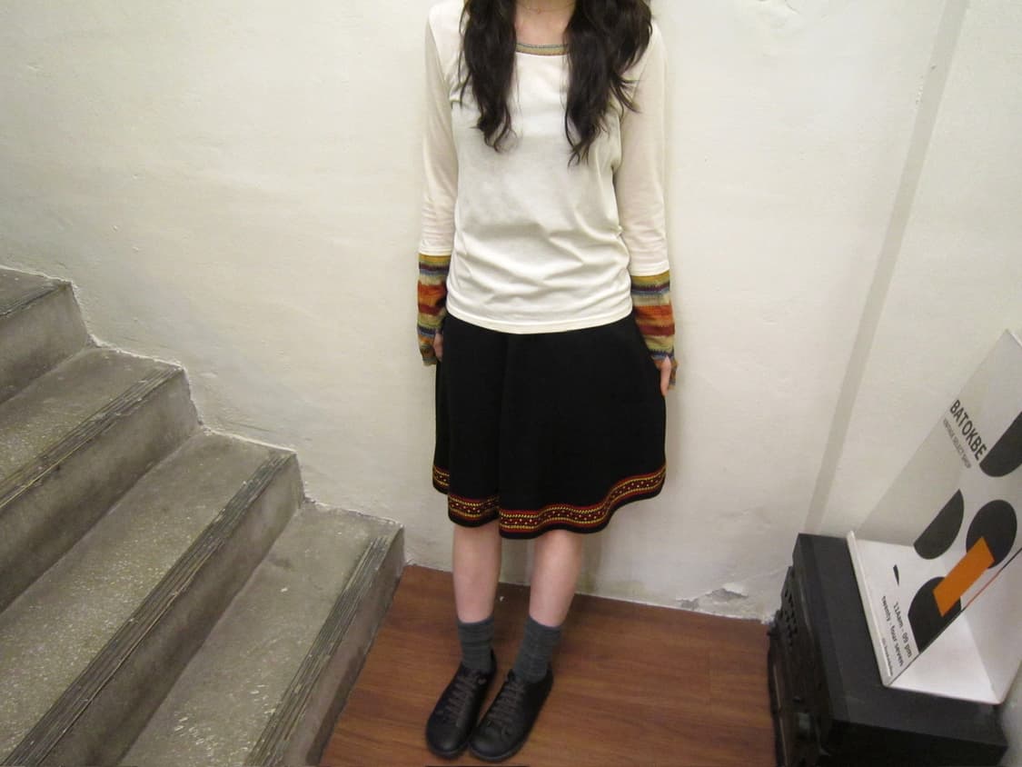 입생로랑 니트 밴딩 미디 스커트 자카드 패턴 라인 배색 디테일 블랙 상품이미지2