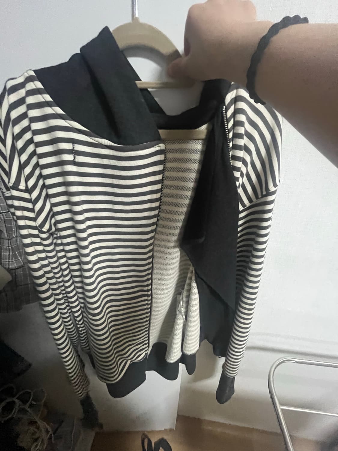 더뮤지엄비지터 후드집업 상품이미지1