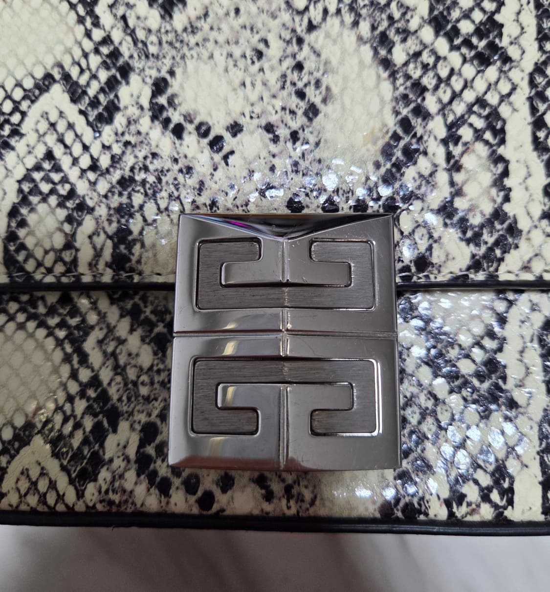 지방시 4G 파이톤 토트백 상품이미지4