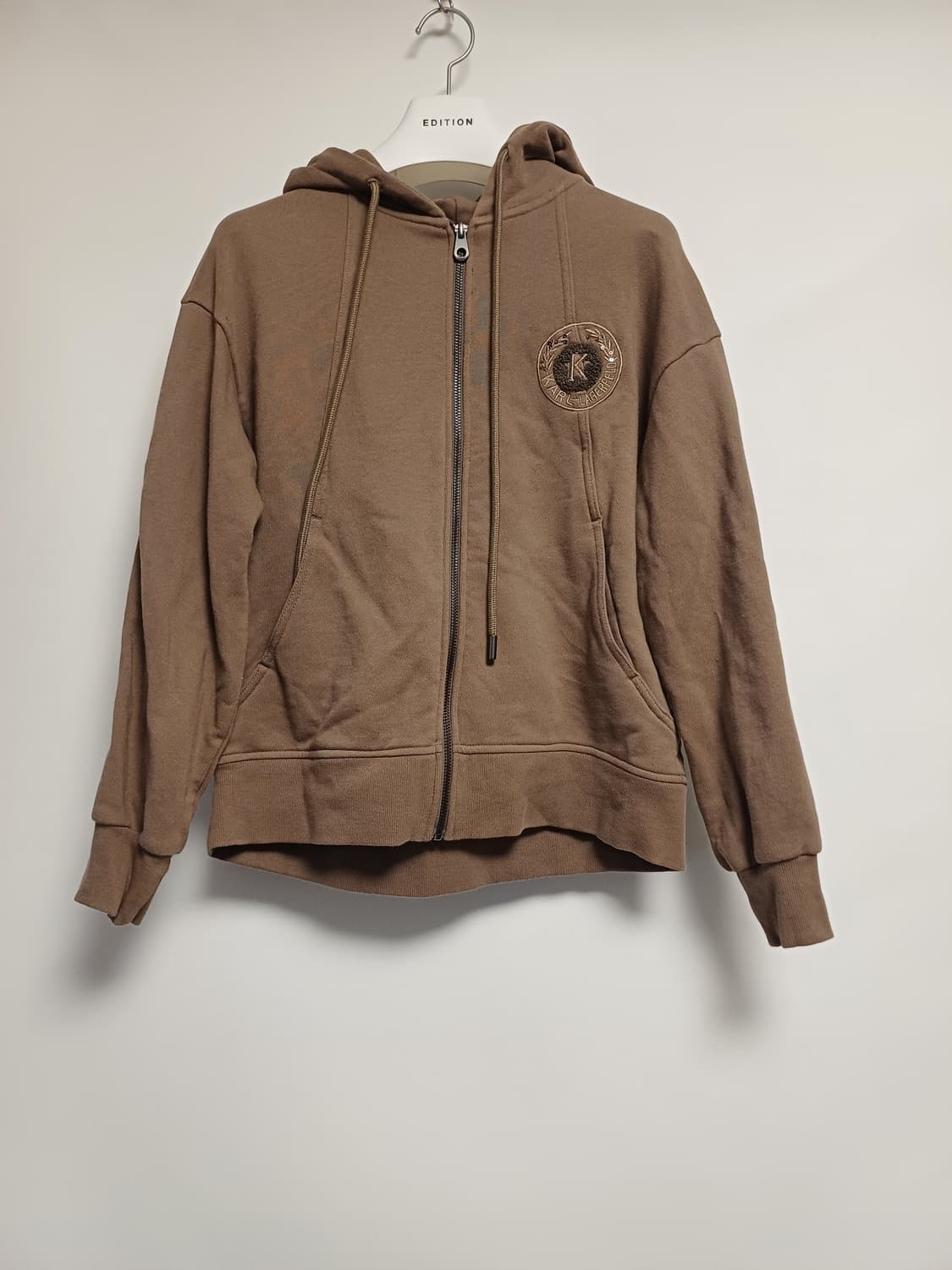 [정품/23시즌] 칼 라거펠트 파리스 자수 스팽글 후드 집업 (브라운/9 상품이미지1