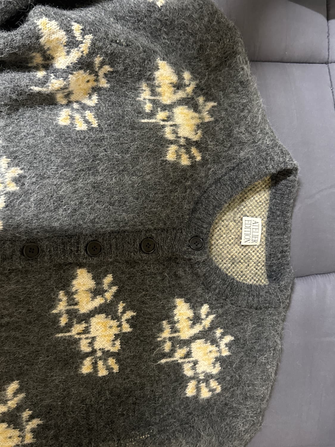 아뜰리에에디션 플라워 니트 가디건 (차콜) 상품이미지3