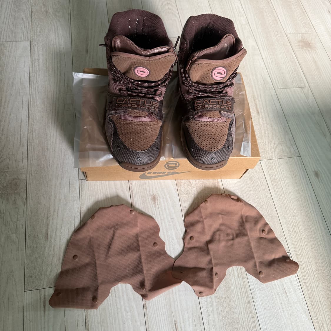 나이키 트레비스 스캇 에어트래이너 270 상품이미지1