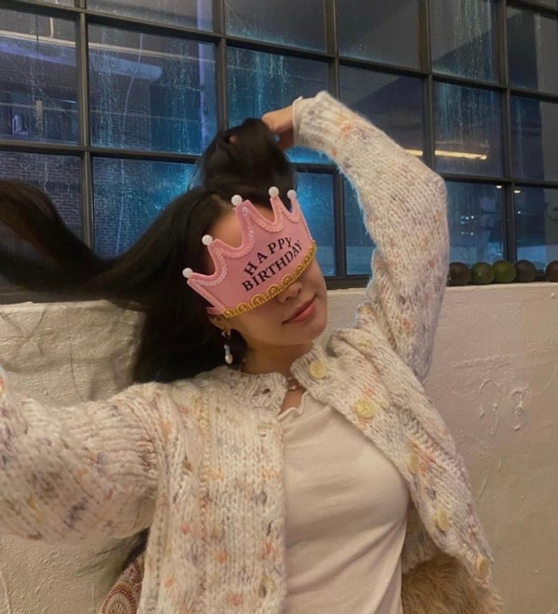 (손나은 착용) 어반아웃피터스 크롭 가디건 상품이미지1