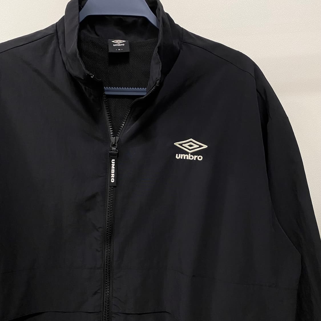 엄브로 스텐넥 투웨이 웜업 바람막이 상품이미지3