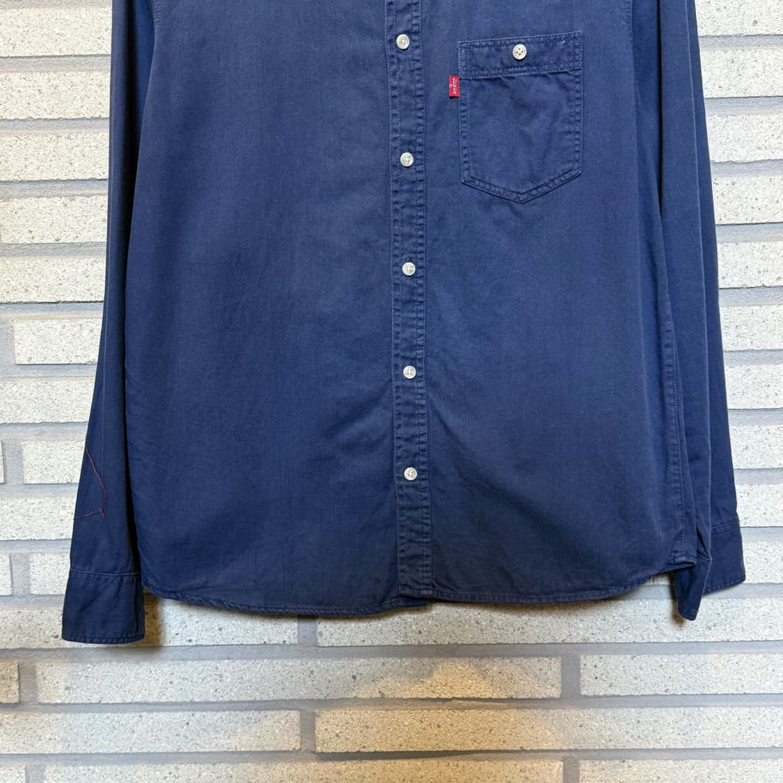 리바이스 코튼 데님 버튼다운 워크셔츠 패치포켓 디테일 블루 상품이미지4