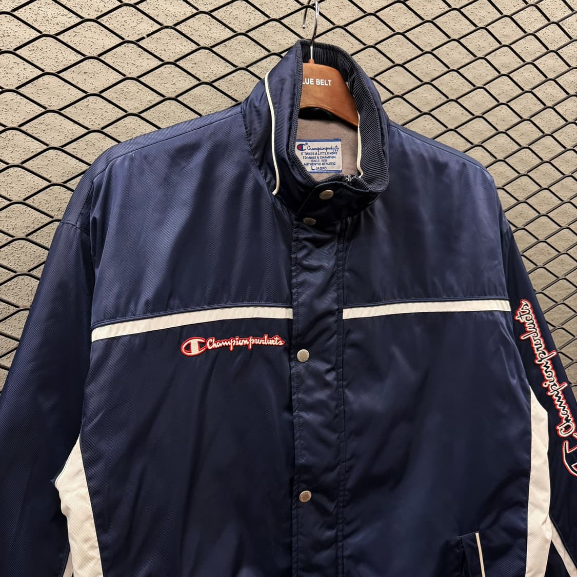 챔피온 윈드자켓 배색 파이핑 레터링 로고 퀼팅 기모안감 디테일 딥네이비 상품이미지4