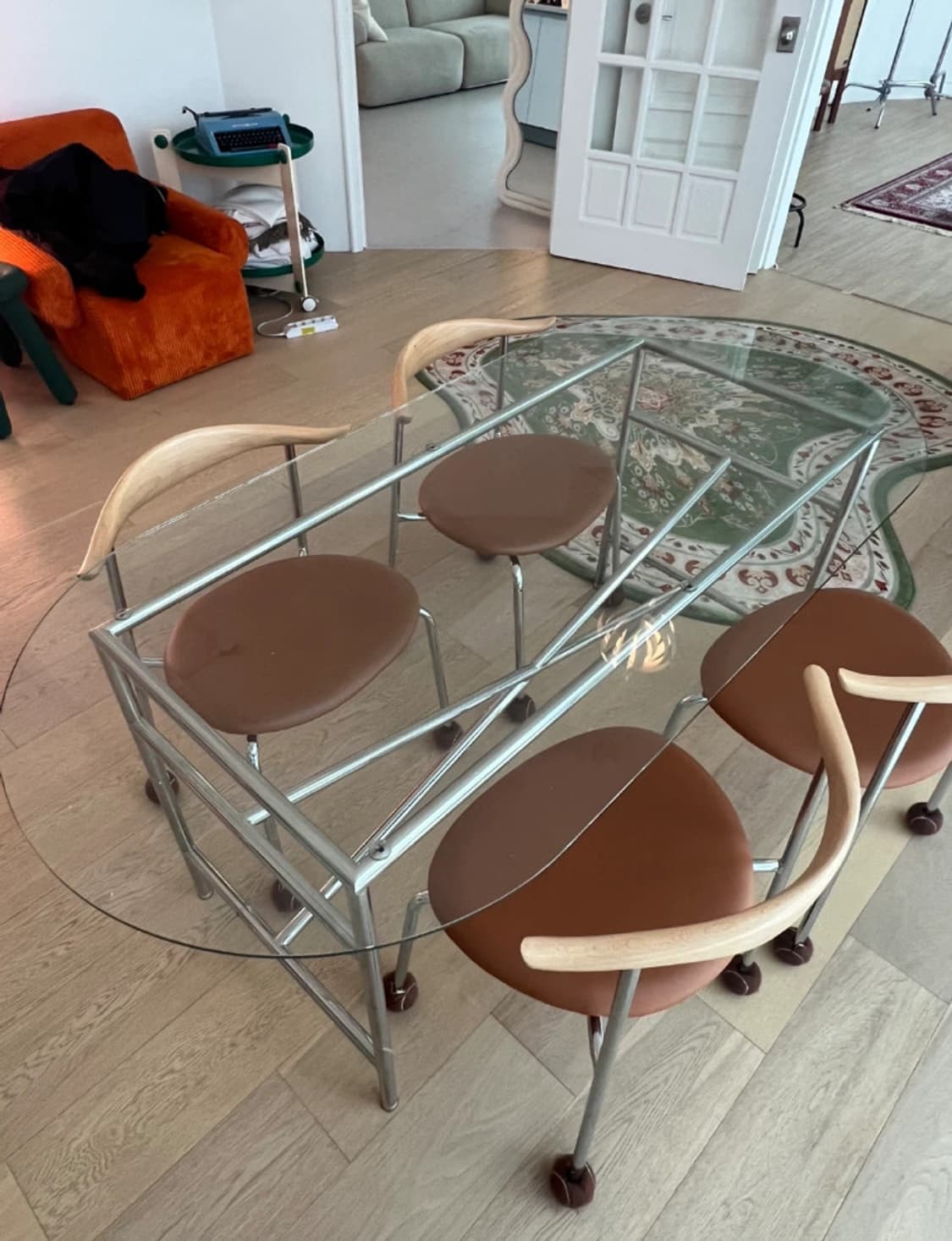 인테리어 가구.소가죽 의자 원스플레이스 앵거 체어 PU 카우 의자 브라운 상품이미지3