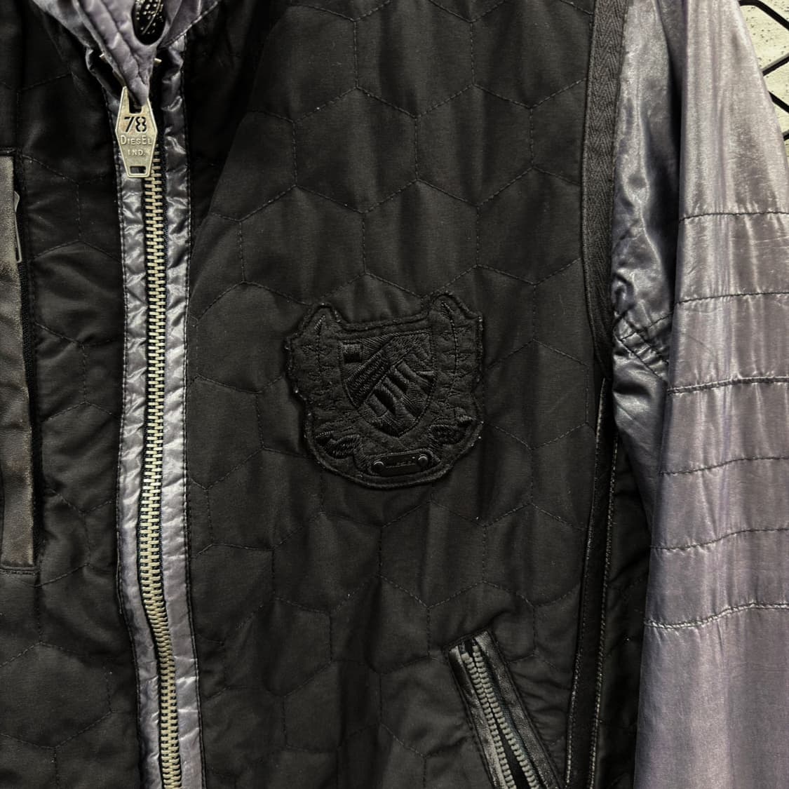디젤 듀얼톤 블루종 자켓 퀼팅 샤이니 나일론 자수패치 디테일 블랙 상품이미지4