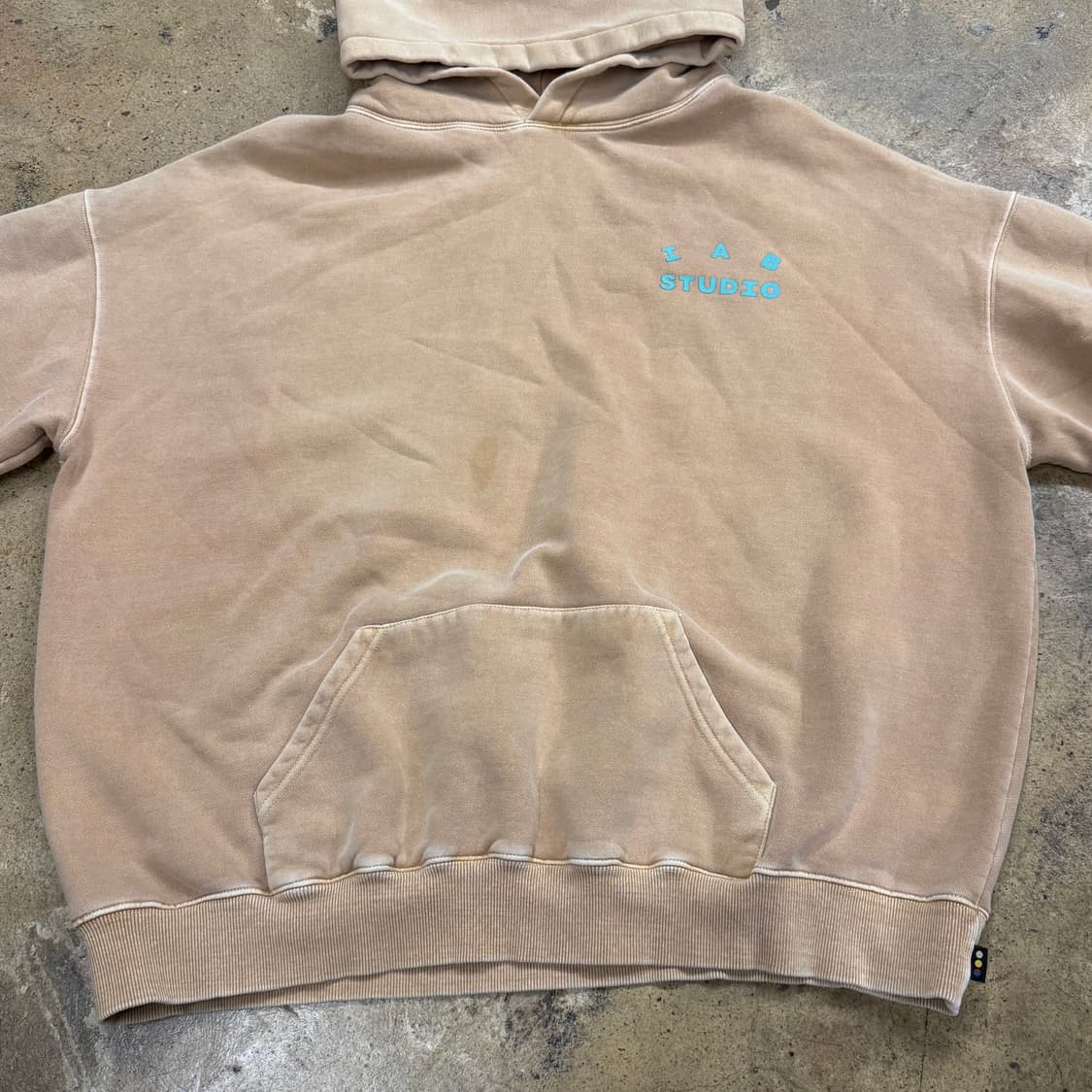 아이앱스튜디오 카멜 베이지 민트 로고 후드티 상품이미지3