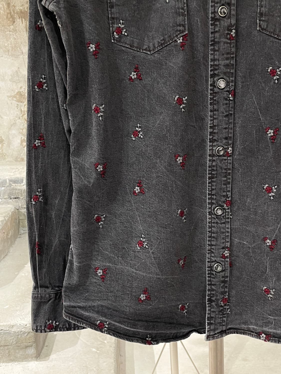돌체 앤 가바나 흑청 플라워 자수 스냅 버튼 데님 셔츠 상품이미지4